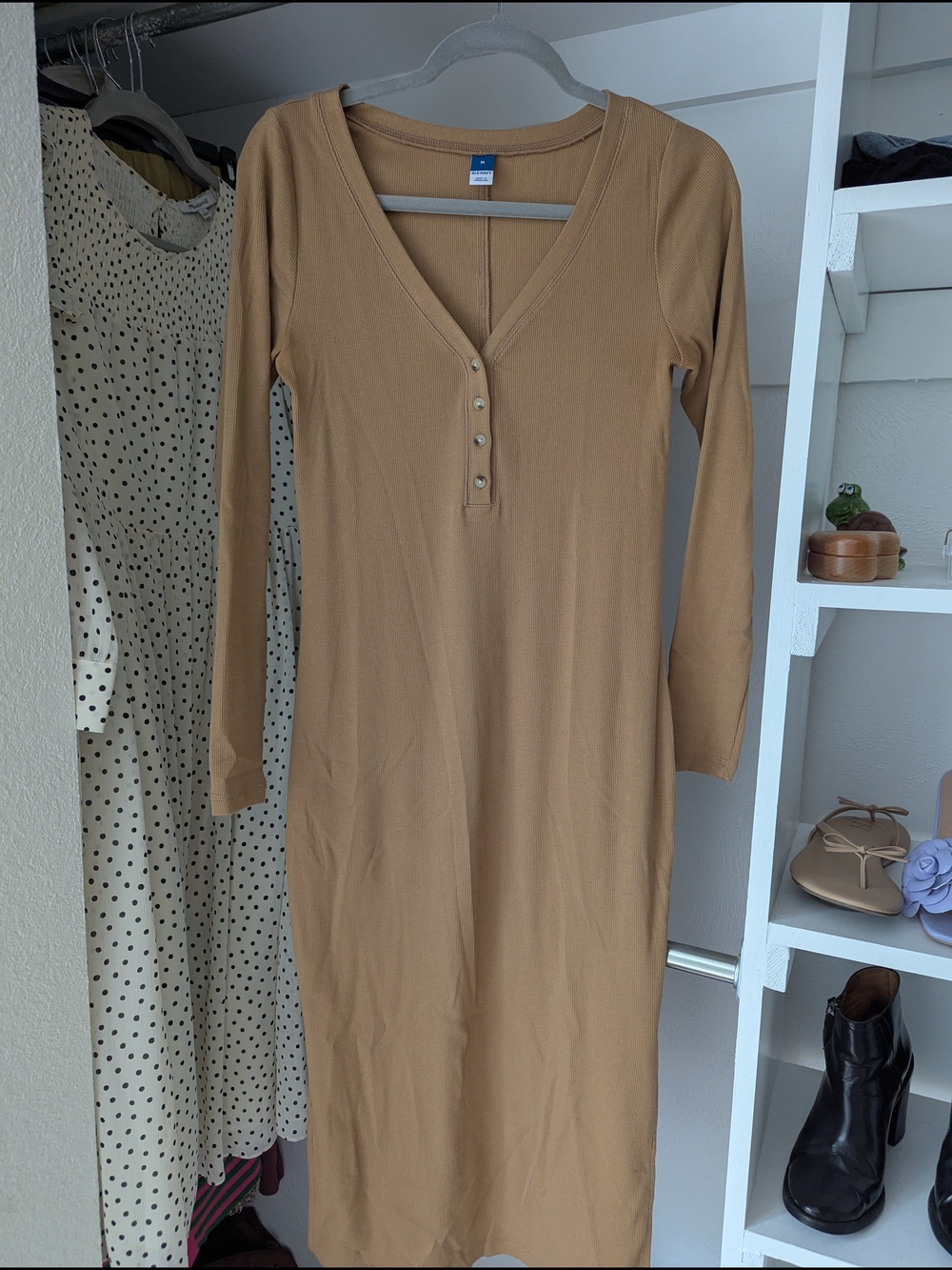 Old Navy Long Sleeve V-Neck Button Midi Dress in Camel M